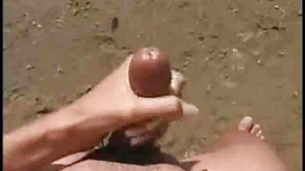 Asyalı bir sandalyede iken onu türk amatör anal porn alır.