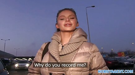 Genç kedi türk amatör liseli porno bir yumruk itti