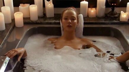 Bağlı ve amatör vk porn birkaç adam tarafından işkence